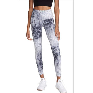 Onzie Women's Leggings, Size Medium, 26” Inseam, EUC